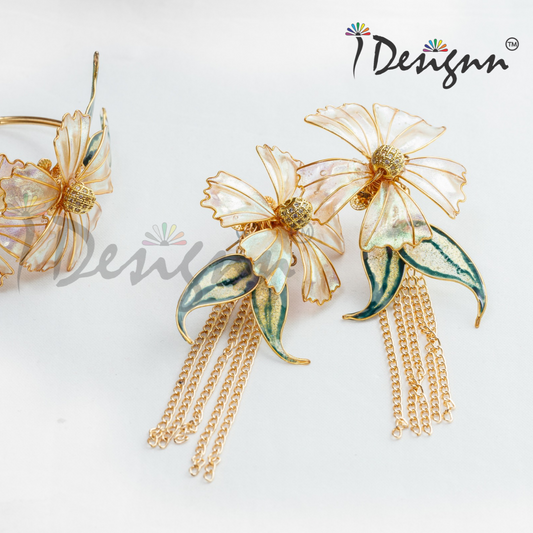 Floral earrings with gold and green details on a white background, featuring the brand 'iDesign'.
